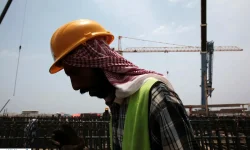 فشار بی رحمانه به جامعه کارگری؛ دلار ۱۰۷ هزار تومانی کارگران را بیچاره کرد