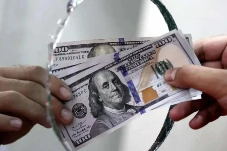 قیمت دلار امروز در بازار آزاد نزولی شد (۶ آبان)