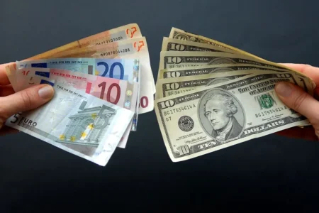 قیمت دلار امروز خریداران را غافلگیر کرد (۵ آذر ۱۴۰۴)