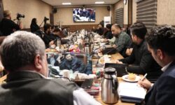 حضور محسن افشانی در یک جلسه دولتی سوژه شد+ عکس