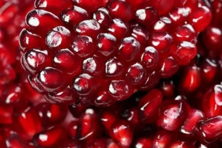 دون کردن انار در یک چشم به‌هم‌زدن/ راز خوشمزگی و زیبایی سفره شب یلدا