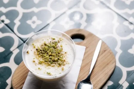 طرز تهیه فرنی نارگیلی به روش ساده و سنتی/ دسر آسان و خوشمزه برای شب یلدا