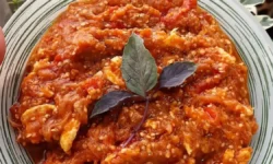 طرز تهیه میرزا قاسمی اصیل گیلانی با بادمجان کبابی و طعمی دودی