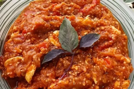 طرز تهیه میرزا قاسمی اصیل گیلانی با بادمجان کبابی و طعمی دودی
