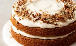 طرز تهیه کیک شیرخشک با بافت خیس و خامه‌ای