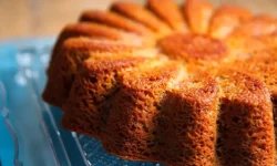 طرز تهیه کیک خرمالو با سس مخصوص/ دسر خاص برای روز‌های سرد زمستان