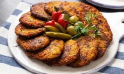 طرز پخت کوکوی مرغ و پیازچه؛ افطاری ساده و مقوی