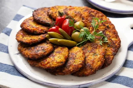 طرز پخت کوکوی مرغ و پیازچه؛ افطاری ساده و مقوی