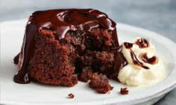 طرز پخت کیک شکلات داغ؛ بمب شکلاتی خوشمزه!