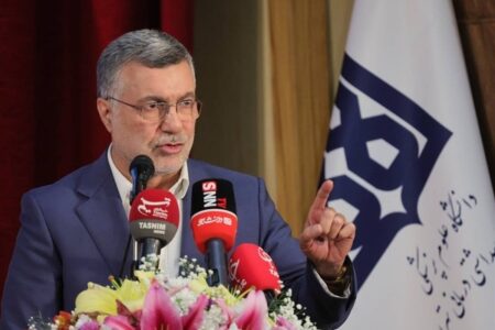 وزیر بهداشت: اعضای نظام سلامت در شرایط جنگی کنونی بدون وقفه پای کار هستند