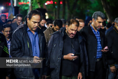 اقامه نماز استغاثه توسط مردم اردستان