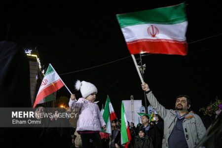 ایستادگی مردم بویین زهرا در شب پنجاه و ششم