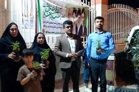 ایستگاه توزیع نهال رایگان در گناوه برپا شد