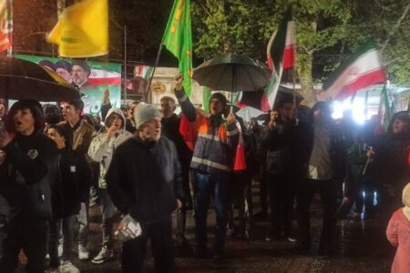 تداوم حضور حماسی مردم محلات زیر بارش باران در پنجاه و یکمین قرار عاشقی