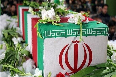 تشییع شبانه پیکر شهید مهدی باقرزاده بر روی دستان مردم بندرعباس