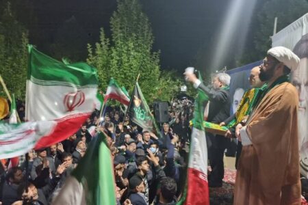 جشن زندگی در کنار حماسه مردمی؛ عروس و داماد در تجمع فاضل‌آباد