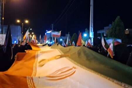 خیابان همچنان صحنه حضور باصلابت دریادلان گناوه‌ای