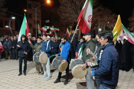 دمام‌زنی و سنج‌کوبی جوانان بیجاری در اجتماع مردمی