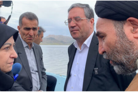رئیس سازمان محیط زیست وضعیت دریاچه ارومیه را بررسی کرد