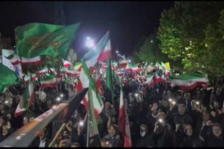 شعار امشب مردم: «سپاه صاحب زمان، دست خدا یارتان»