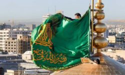 صبح میلاد حضرت رضا(ع)، پوش ضریح و پرچم گنبد منور تعویض می‌شود