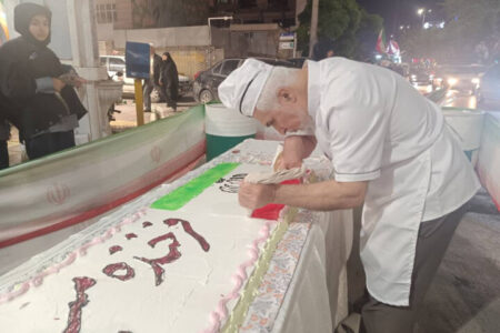 طعم شیرین ارادت؛ پخت کیک ۸ متری در مشهد