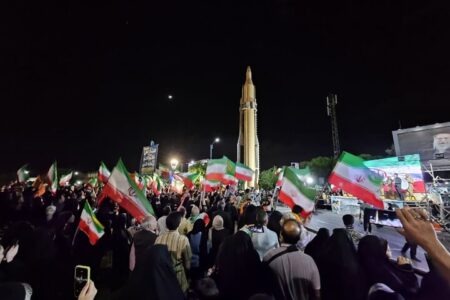 مردم دارالعباده یزد در موج ۵۲ حماسه‌آفرینی میزبان موشک‌ «قدر» شدند