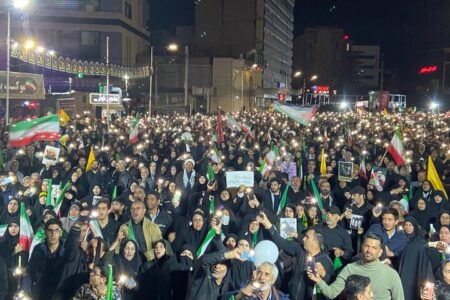 همخوانی مردم کرمان: پای این پرچم تا ابد هستیم
