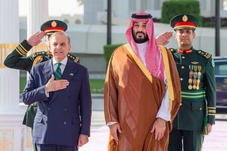ورود نخست وزیر پاکستان به عربستان برای مذاکره با محمد بن سلمان