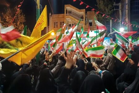 پرچم‌های برافراشته خرم‌آبادی‌ها و فریاد «استقلال، آزادی،جمهوری اسلامی»