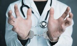 پزشک متخلف به پرداخت ۱۲ میلیارد ریال جریمه و خسارت محکوم شد