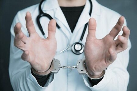 پزشک متخلف به پرداخت ۱۲ میلیارد ریال جریمه و خسارت محکوم شد