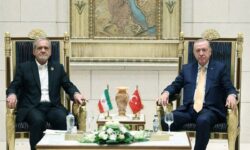 گفتگوی روسای جمهور ایران و ترکیه / اردوغان: به کسانی که قصد تخریب مذاکرات را دارند فرصت ندهید