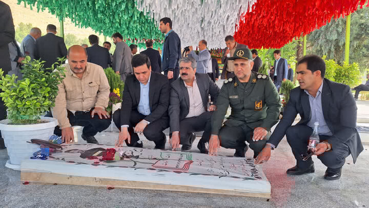 گلزار شهدای خرم‌آباد غبارروبی شد