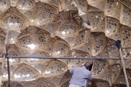 آغاز مرمت اضطراری مقرنس و آینه‌کاری تالار ستون‌دار کاخ چهل‌ستون اصفهان