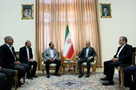 دیدار پزشکیان با فرمانده ارتش پاکستان/ عاصم منیر با چه پیامی به تهران آمد؟