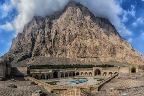 کاروانسرایی جهانی ایستاده به تماشای شکوه بیستون
