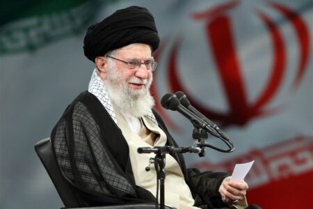 اهدای پرچم گنبد حرم مطهر حسینی، برای تکریم و بدرقه پیکر رهبر انقلاب+ عکس