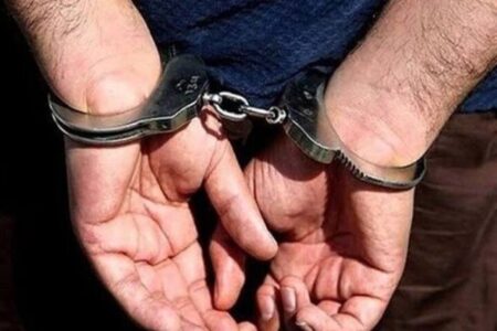 ۳ حفار غیرمجاز حین کندن چاه ۷ متری کنار امامزاده کاشان دستگیر شدند