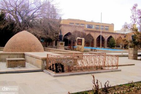آرامگاه دو کمال که مدفن کمال خجندی