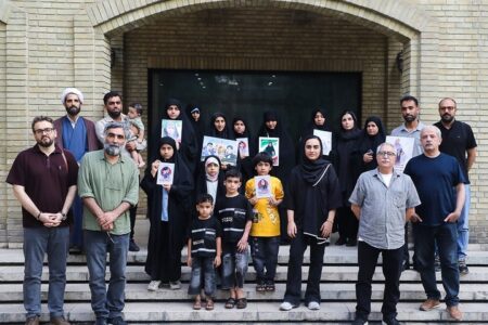 خانواده شهدای میناب به فارابی آمدند/ معرفی مربیان و برگزیدگان مسابقه «مدرسه‌ای که می‌رفتم»