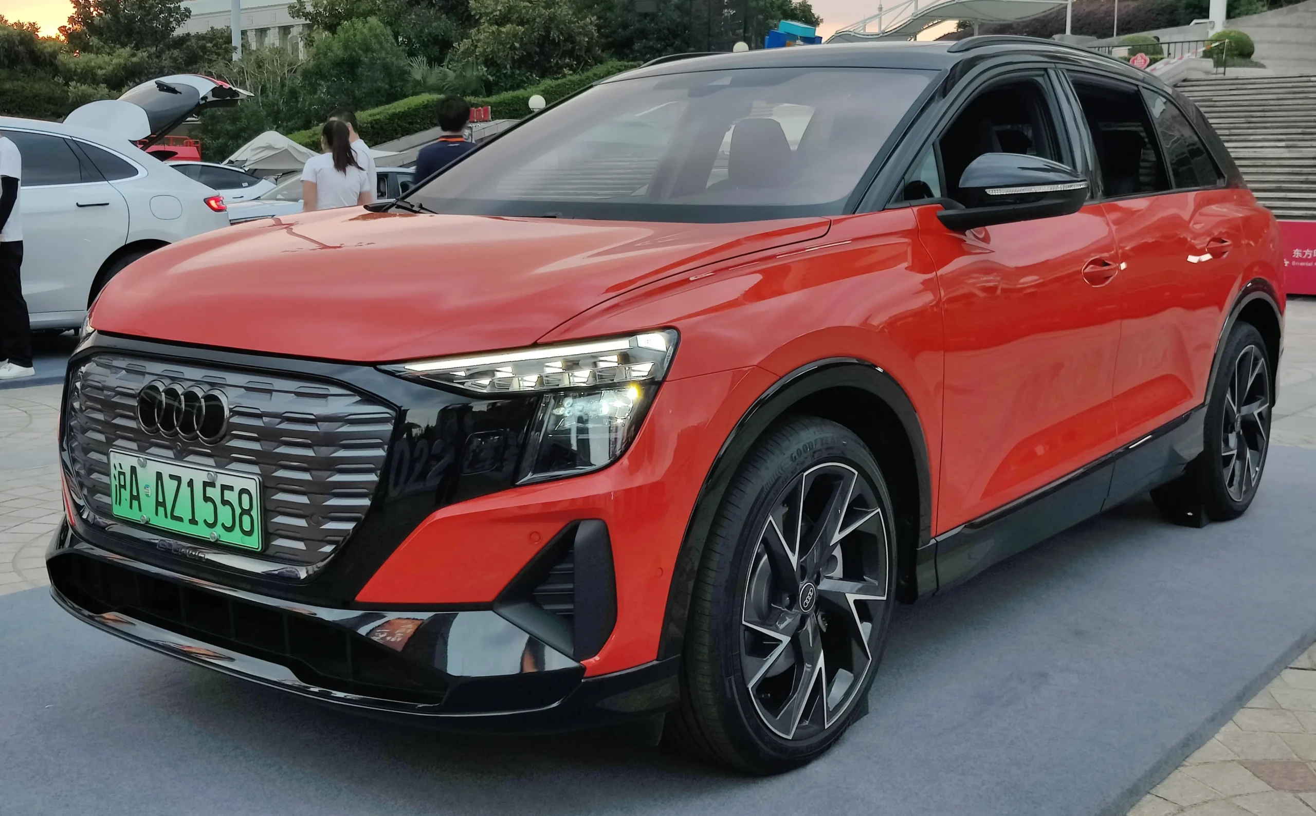 Audi_Q5_e-tron_008_(cropped)